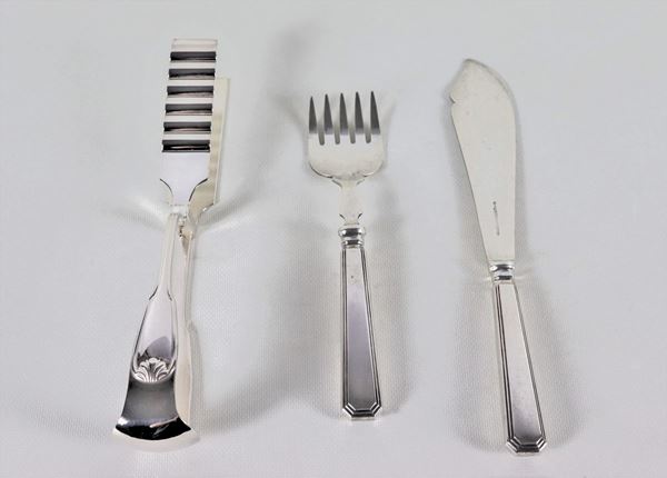Lot of three serving cutlery in silver-plated metal: two for fish and one tongs
