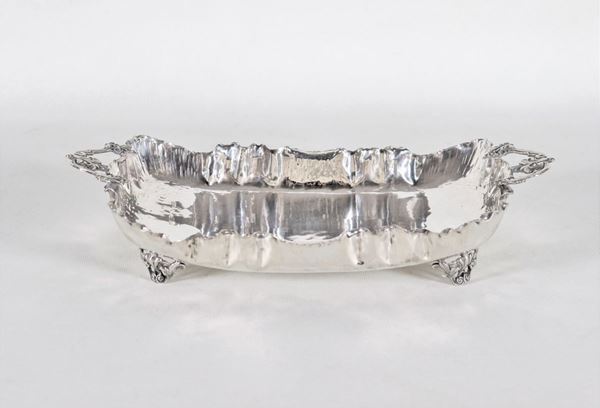 Rectangular basket in hammered silver with two handles and jagged edge, gr. 430