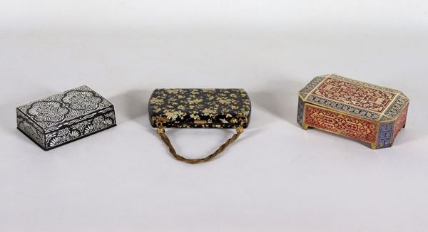Lot of two oriental boxes and a small 1930s cosmetic bag, various decorations