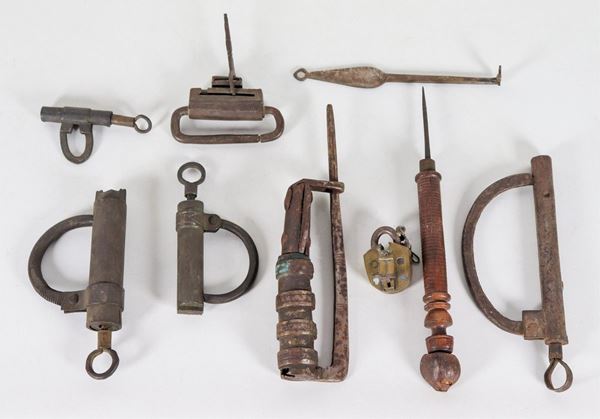 Antico lotto in ferro di lucchetti e chiavi (9 pz)