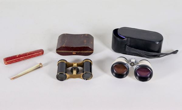 Lot of two theater binoculars and a mother of pearl mouthpiece (3 pcs)