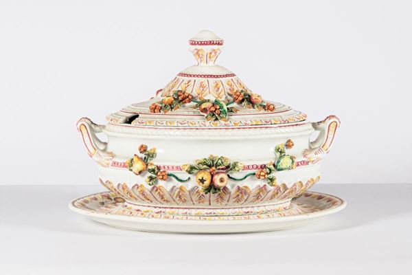 Tureen with underplate in porcelain ceramic