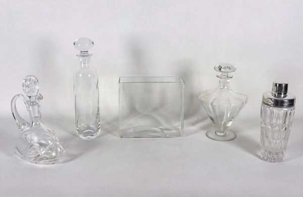 Lotto in cristallo e vetro  di tre bottiglie, uno shaker e un portafiori rettangolare (5 pz)