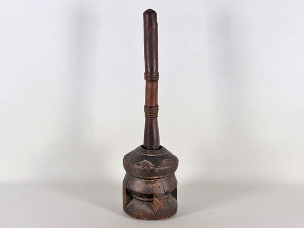 Antico strumento africano in legno per macinare il grano 