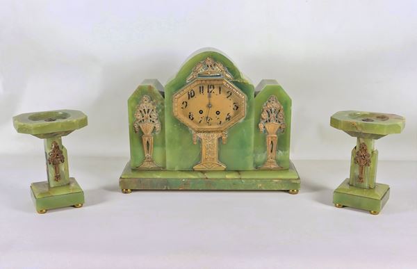 Liberty triptych of a clock and two cup-shaped risers, in onyx marble and gilt bronze friezes