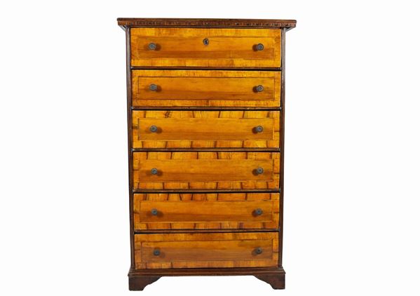 Venetian chest of drawers in walnut with geometric patterned boxwood threads, 6 drawers