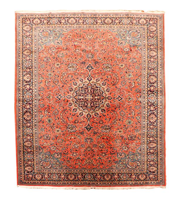 Tappeto persiano Mashad a disegno geometrico e floreale su fondo rosso, avana e blu, M. 3,43 x 2,50