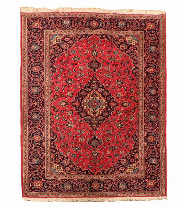 Tappeto persiano Kashan a disegni geometrici e floreali su fondo rosso e blu,  M. 2,90 x 1,95