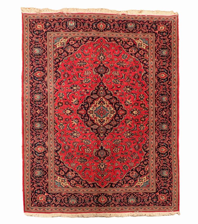 Tappeto persiano Kashan a disegni geometrici e floreali su fondo rosso e blu, M. 2,90 x 1,95