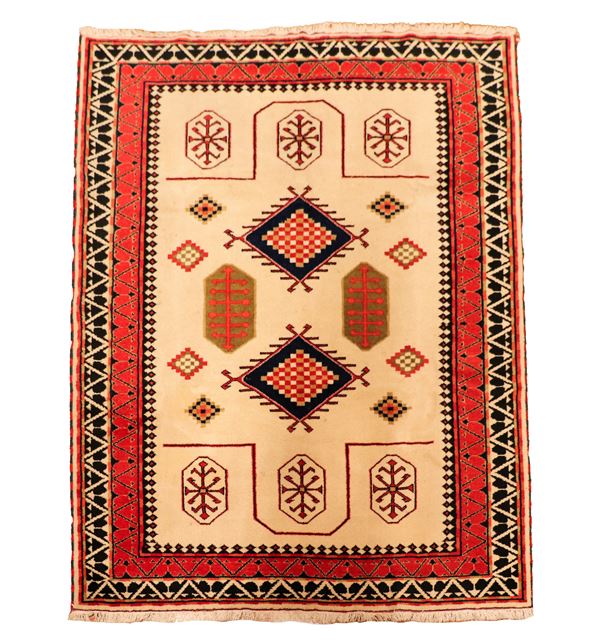 Tappeto persiano a disegno geometrico su fondo avana e bordo rosso, M. 2,93 x 1,98