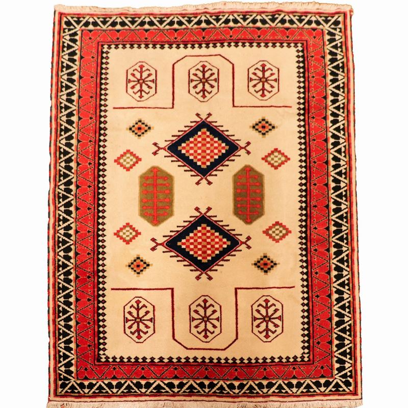 Tappeto persiano a disegno geometrico su fondo avana e bordo rosso, M. 2,93 x 1,98