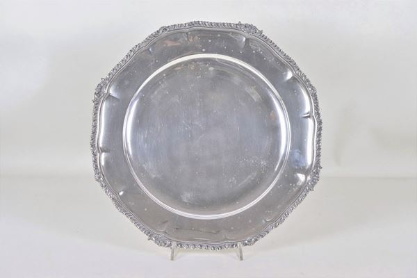 Large round silver serving plate with arched edge, chiseled and embossed with pods and scrolls, gr. 1300