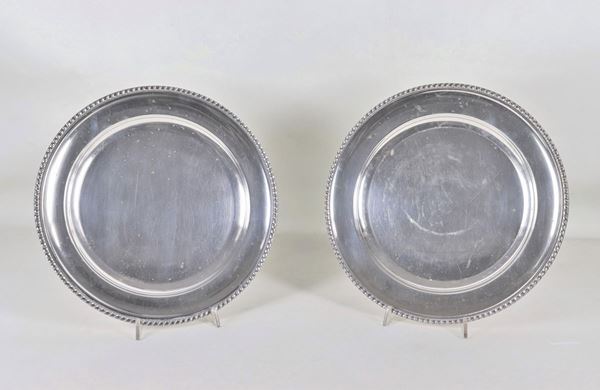 Pair of round serving plates in silver with embossed edges with pods, gr. 1390