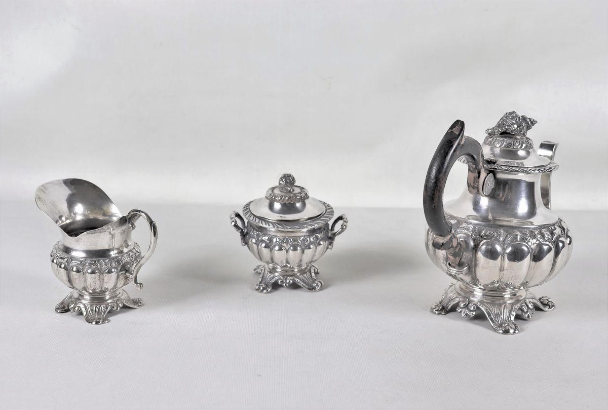 Servizio da caffè in argento, Periodo Ferdinando II, cesellato e sbalzato (3 pz), gr. 1240