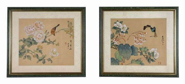 Coppia di pannelli cinesi dipinti su seta a motivi di fiori, farfalle e uccellini. Firmati
