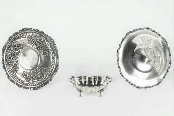Lot in chiseled and embossed silver