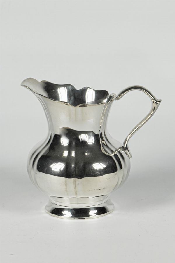 Water carafe in embossed and silver-plated metal