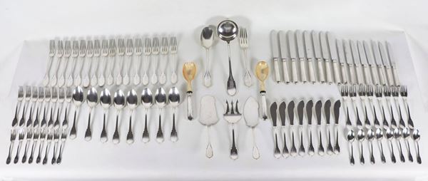 Servizio di posate in argento cesellato (88 pz), gr. 4690 