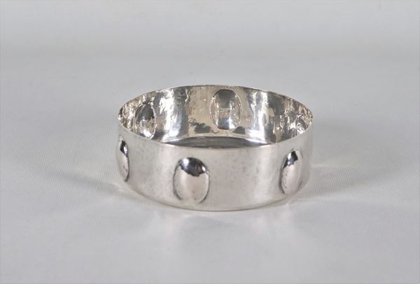 Piccola ciotola tonda in argento martellato con bordo sbalzato a bolle, gr. 190