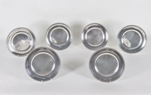 Lotto di sei piccoli piatti tondi in argento con bordi baccellati, gr. 1410
