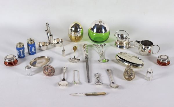 Lot in silver-plated, embossed and chiseled metal