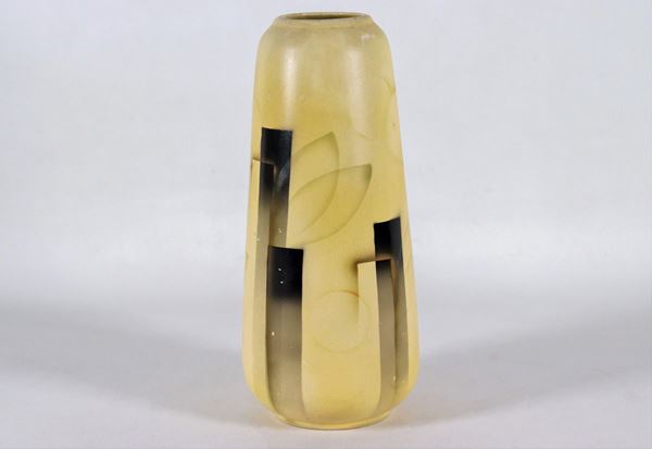 Decò ceramic vase with geometric decorations in black and gray on a cream background