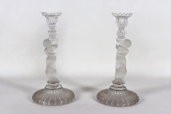 Coppia di candelieri in cristallo francese di Baccarat con figure di Putti e cornucopie