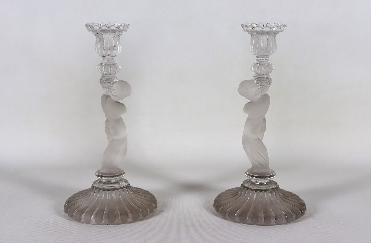 Coppia di candelieri in cristallo francese di Baccarat con figure di Putti e cornucopie
