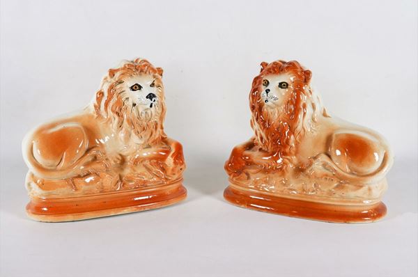 Pair of "Lions" sculptures in porcelain and glazed ceramic