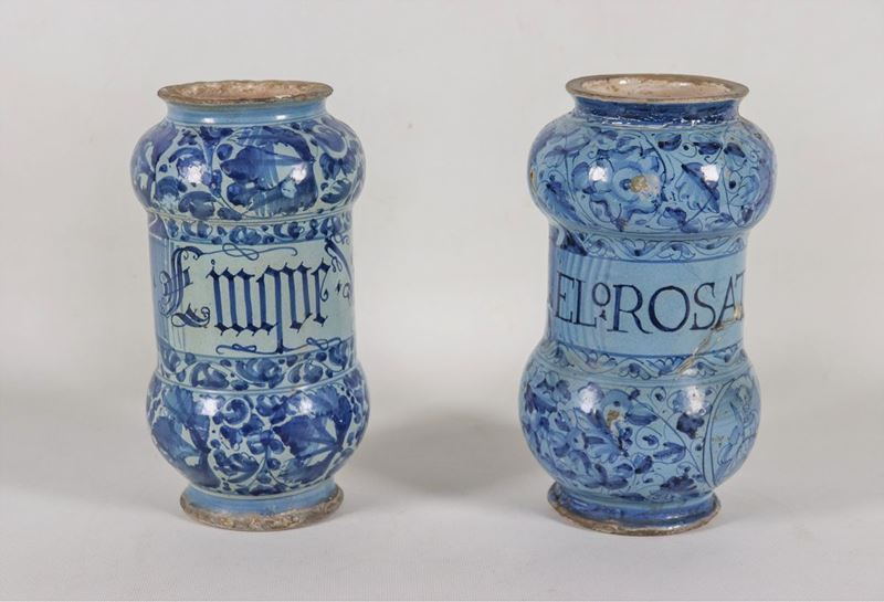 Coppia di albarelli da farmacia in maiolica smaltata con decorazioni in blu