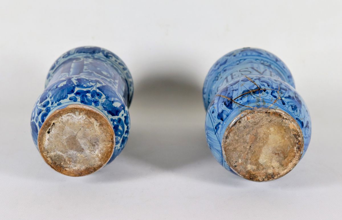 Coppia di albarelli da farmacia in maiolica smaltata con decorazioni in blu
