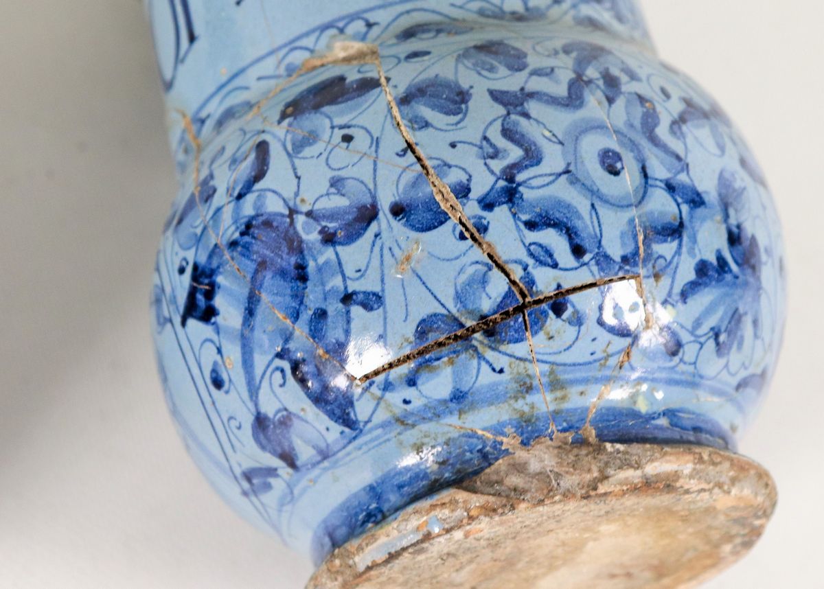 Coppia di albarelli da farmacia in maiolica smaltata con decorazioni in blu