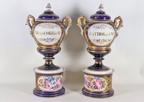Pair of large apothecary jars in cobalt blue porcelain, with decorations in pure gold and colorful squares with motifs of bunches of flowers