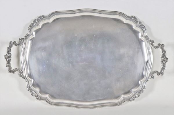 Oval tray in silver, with handles and ribbed edge chiseled and embossed with volutes and shells, gr. 1270