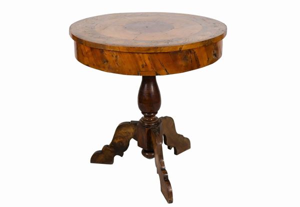 Round coffee table from the Lombard-Venetian center in walnut and cherry, on the top inlaid band with floral interweaving motifs and rose window in the center, turned column base supported by three curved legs