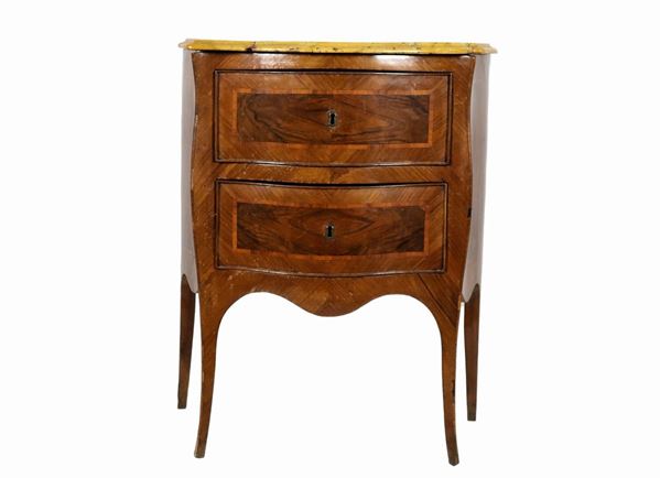 Roman bedside table of the Louis XV line in walnut, with inlaid threads in bois de rose, two drawers, four curved legs and top in yellow Siena marble damaged