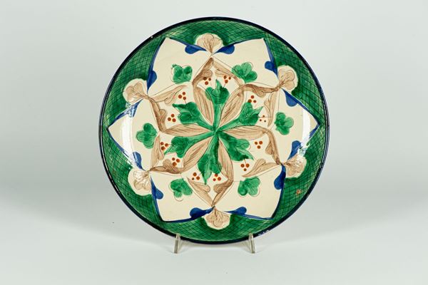 Wall plate in glazed majolica