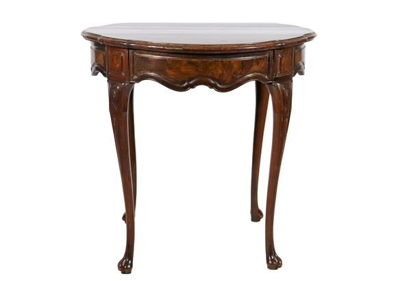 Round center table in walnut and burr walnut, with inlaid threads and carvings on the four legs