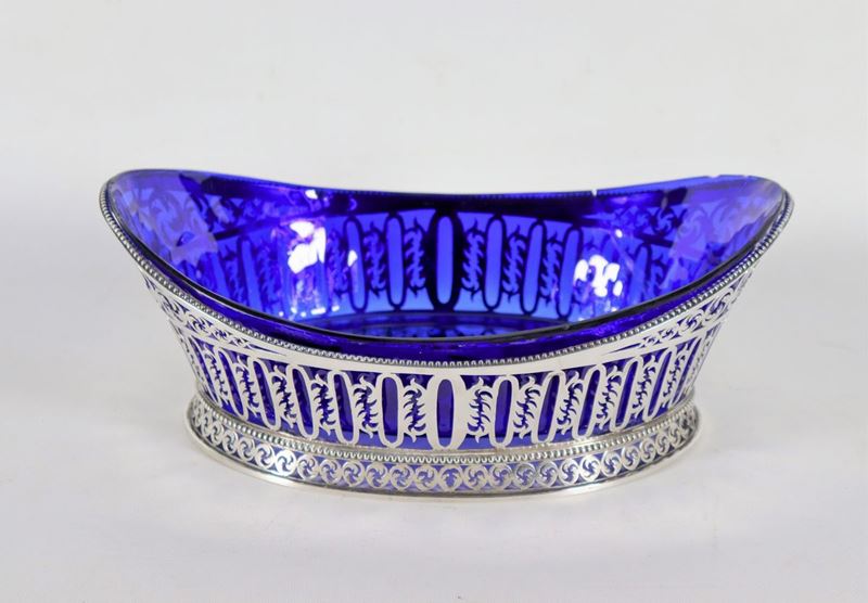 Cesto in argento sbalzato e traforato, Epoca Regina Vittoria, all'interno vasca in cristallo blu ...