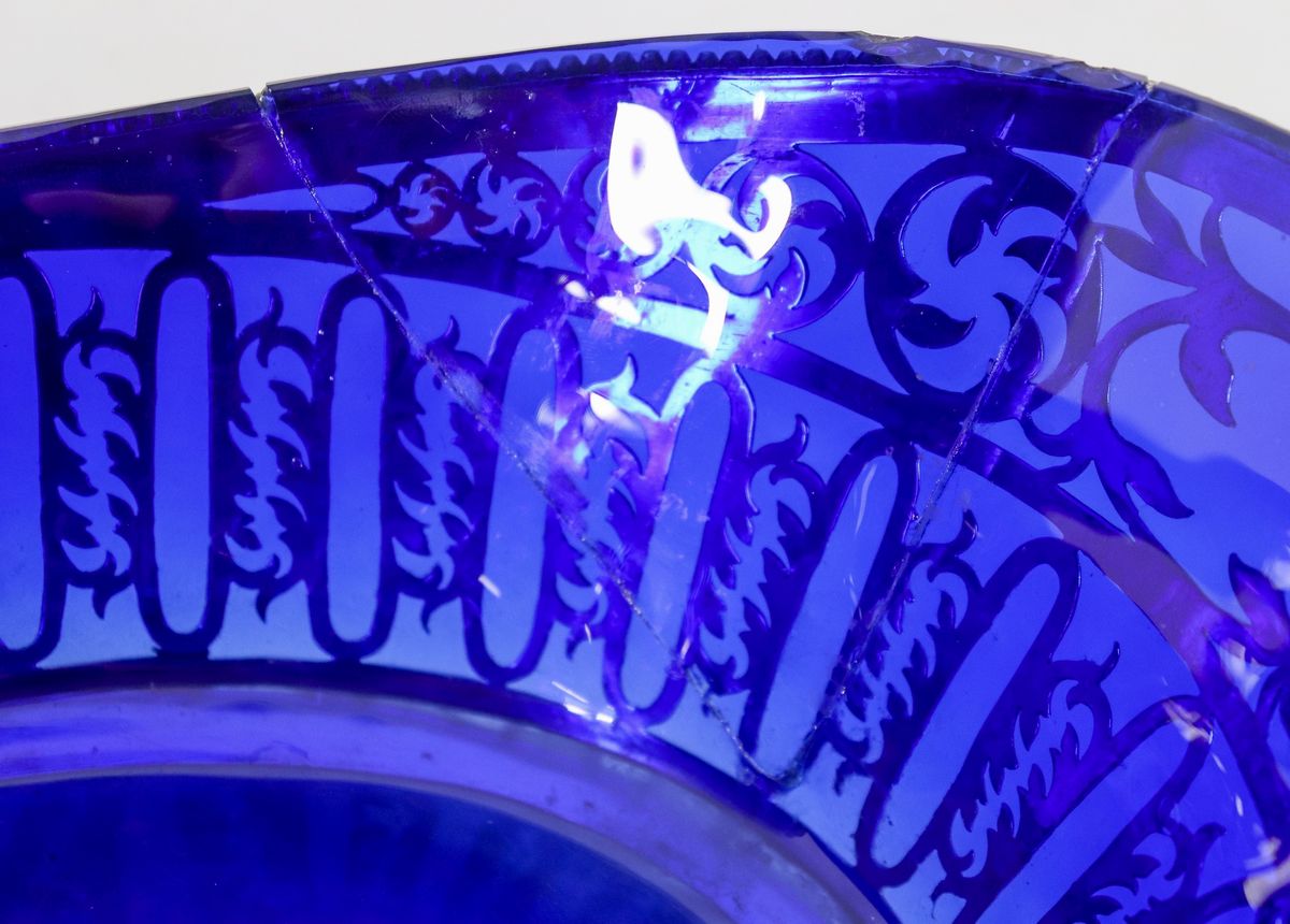 Cesto in argento sbalzato e traforato, Epoca Regina Vittoria, all'interno vasca in cristallo blu ...