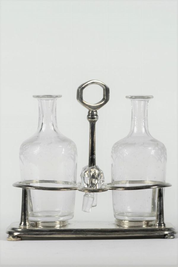 Oil cruet in silver metal