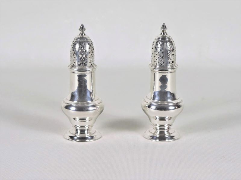 Coppia di spargizucchero in argento Sterling 925 cesellato e sbalzato, gr. 275