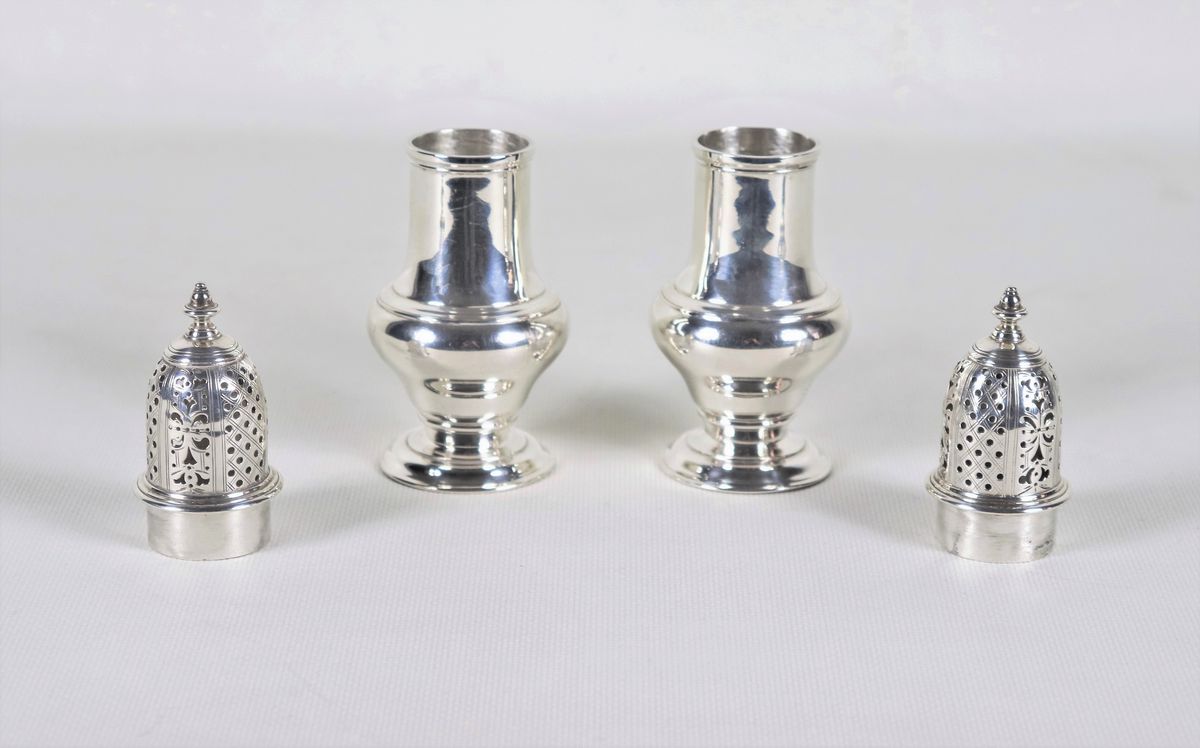 Coppia di spargizucchero in argento Sterling 925 cesellato e sbalzato, gr. 275