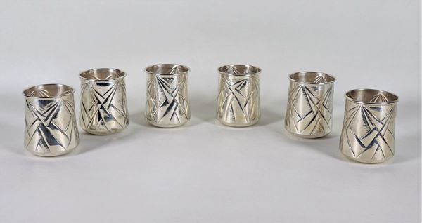 Lot of six glasses in chiseled and embossed silver with geometric interweaving, gr. 785