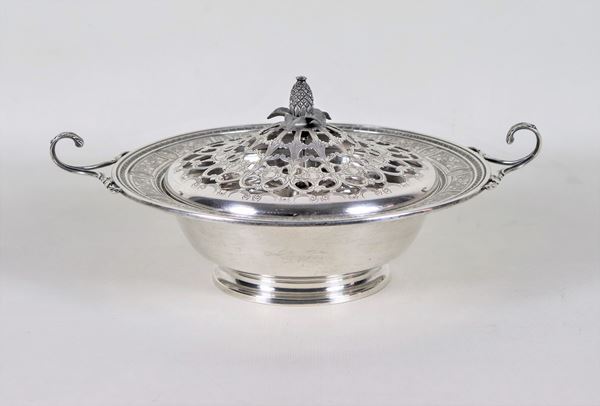 Centerpiece in 925 sterling silver, chiseled, embossed and pierced with Louis XVI motifs, gr. 810