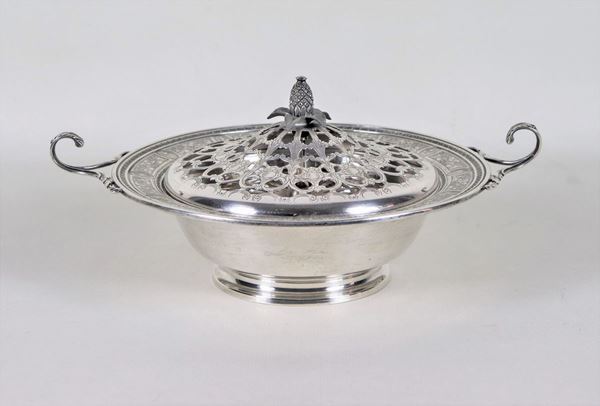 Centerpiece in 925 sterling silver, chiseled, embossed and pierced with Louis XVI motifs, gr. 810