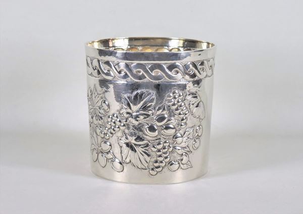 Champagne bucket in chiseled and embossed silver with motifs of bunches of grapes, braided cord edge, gr. 1130