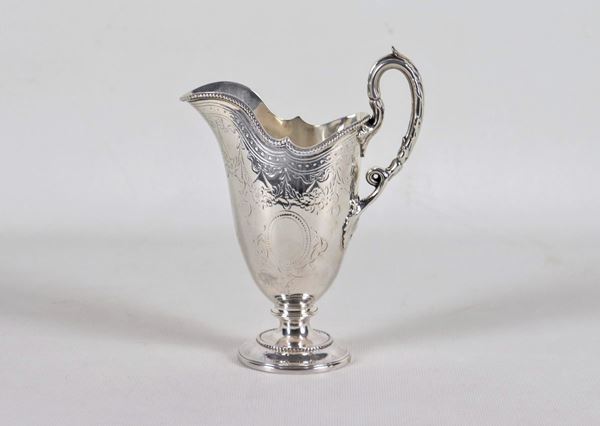 Milk jug from the Queen Victoria era, in chiseled and embossed silver with bows and medallions, gr. 230