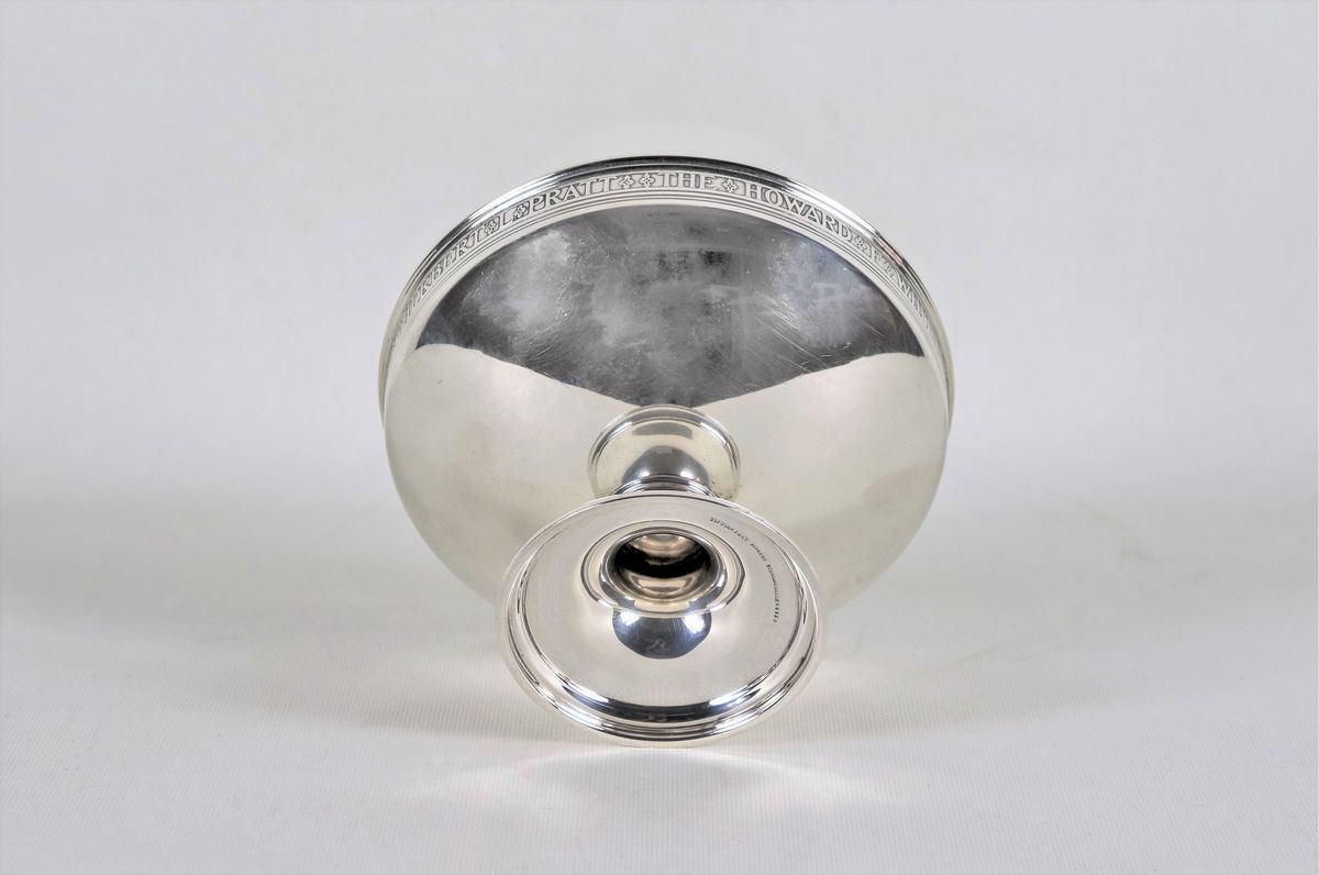 Coppa ad alzata in argento Sterling 925 con iscrizione al bordo, gr. 495