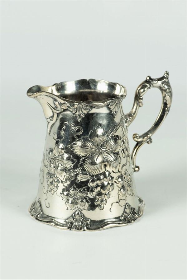 Wine pourer in silver metal